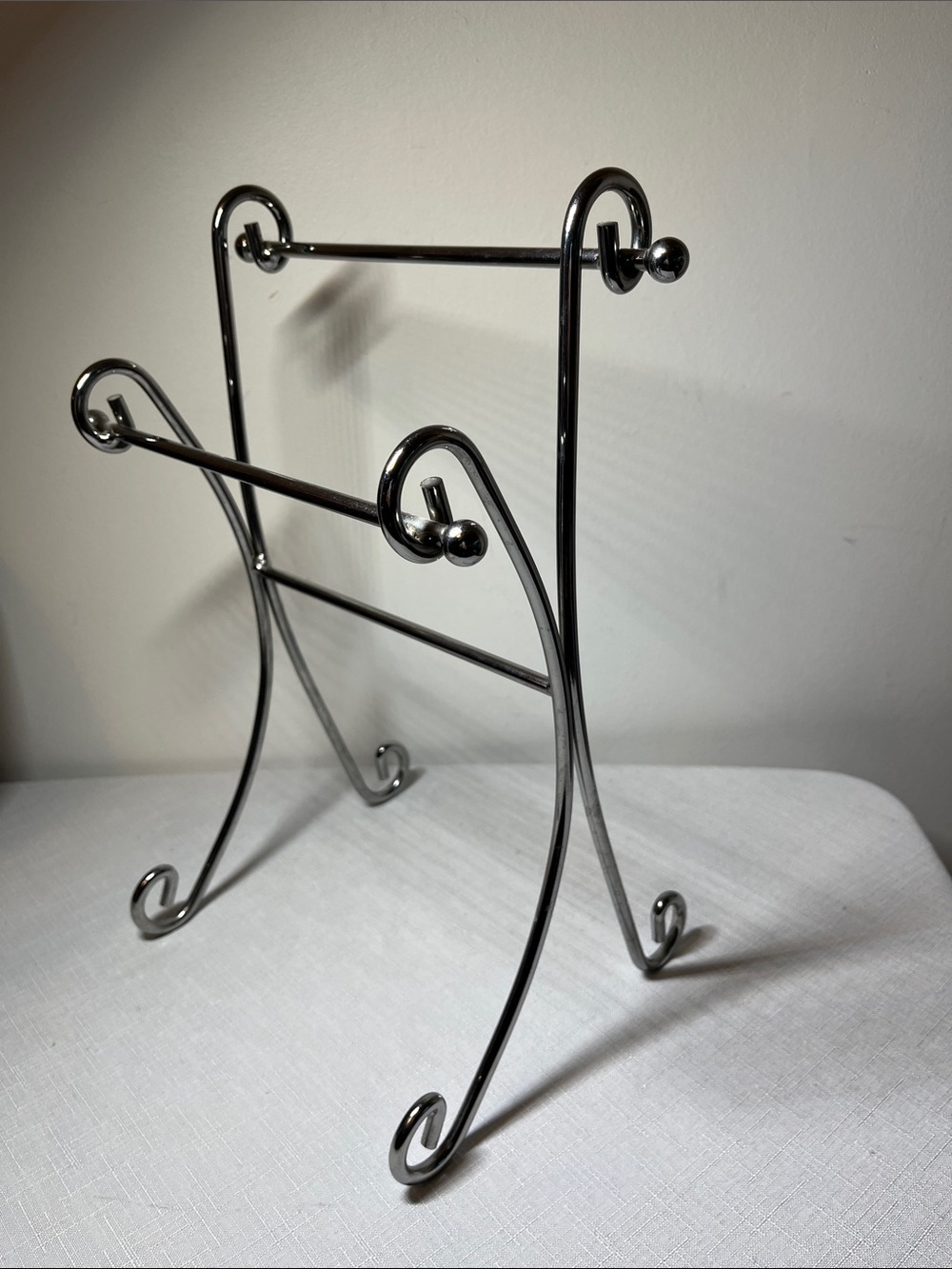 Chrome Metal Towel or Display Rack - Modern Silver Finish
Hand towel face cloth